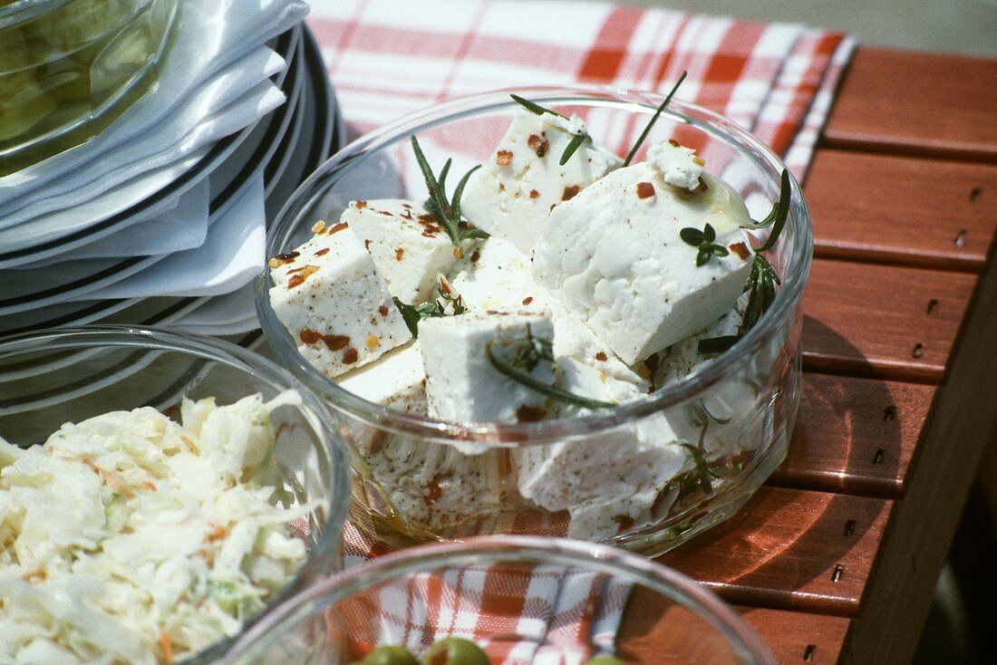 Schafskäse mit Kräutern & Weißkrautsalat (für Strandpicknick)