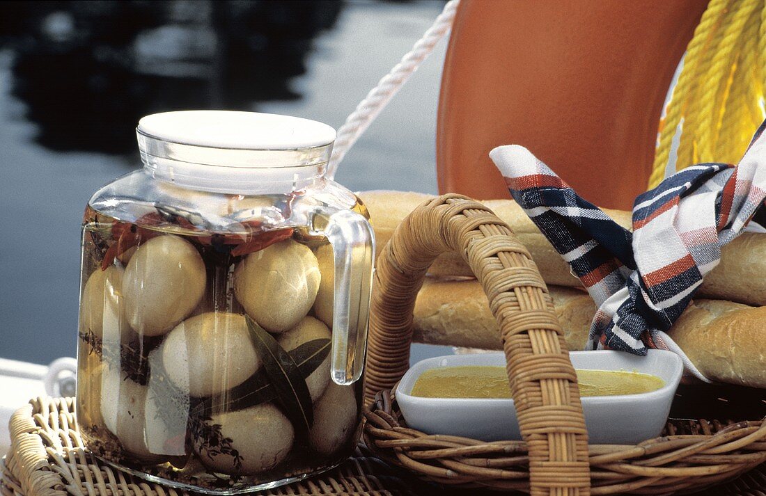 Soleier im Glas, Senf & Baguetts fürs Picknick beim Segeln
