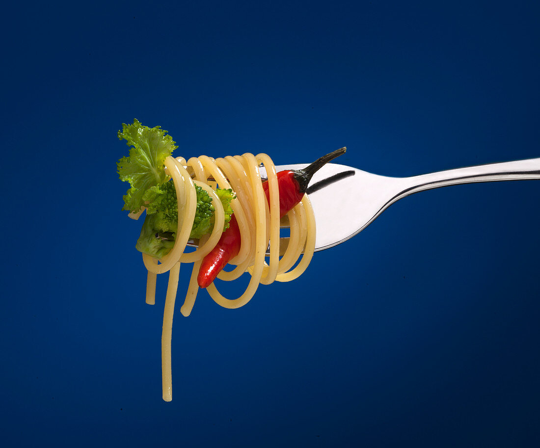 Spaghetti mit Chilischote und Brokkoli, um Gabel gewickelt