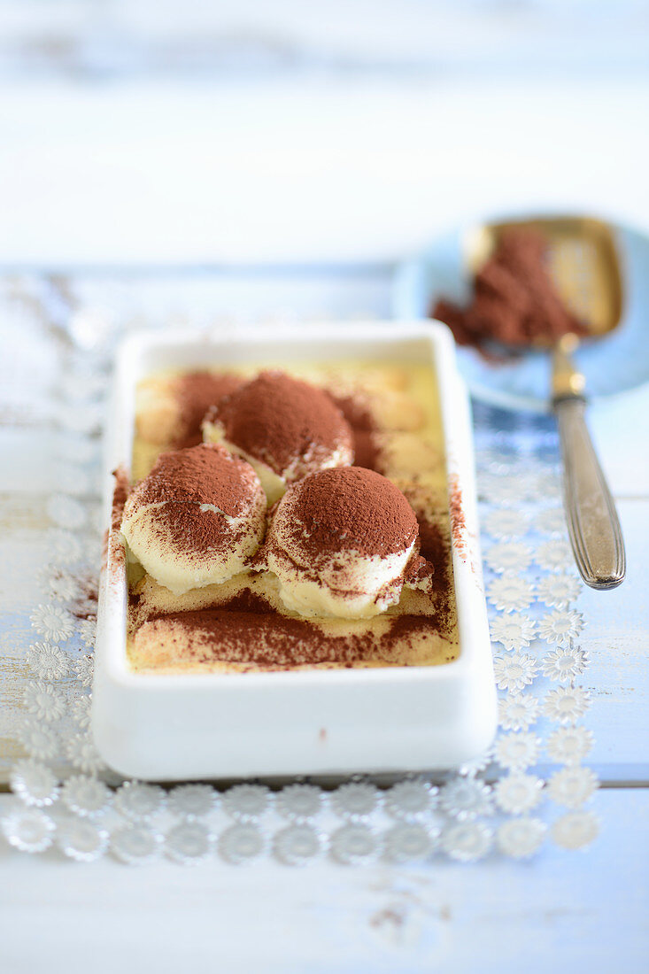 Tiramisu mit Eiskugeln und Kakaopulver