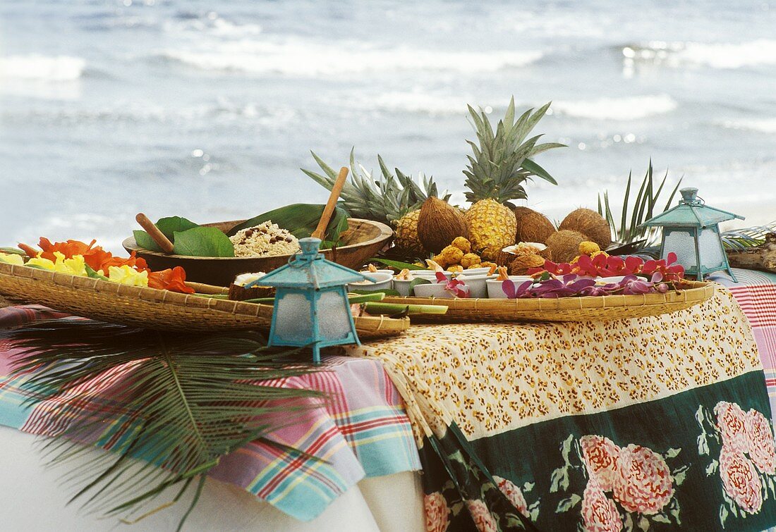 Karibisches Picknickbuffet am Strand mit exot. Gerichten