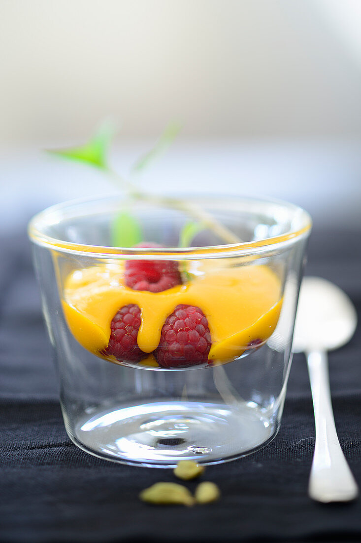 Gewürzcreme mit Himbeeren