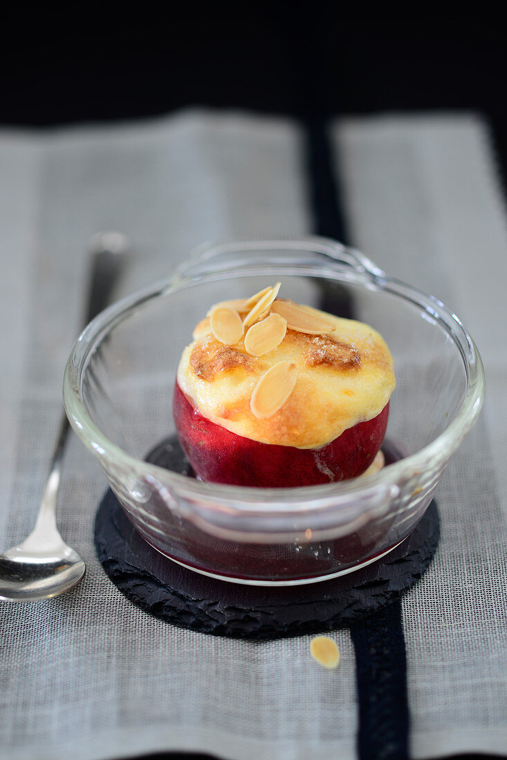 Backed peaches with flaked almonds