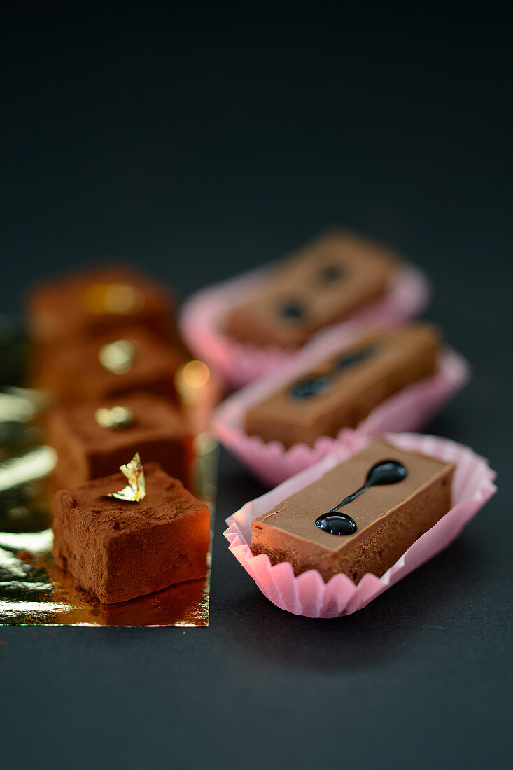 Schokoladenpralinen mit Blattgold