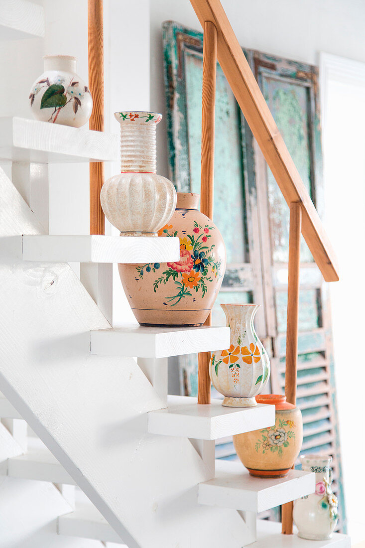 weiße Treppe mit Vasen dekoriert