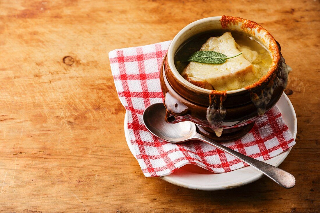 Französische Zwiebelsuppe mit Brot und Käse in Suppenschälchen