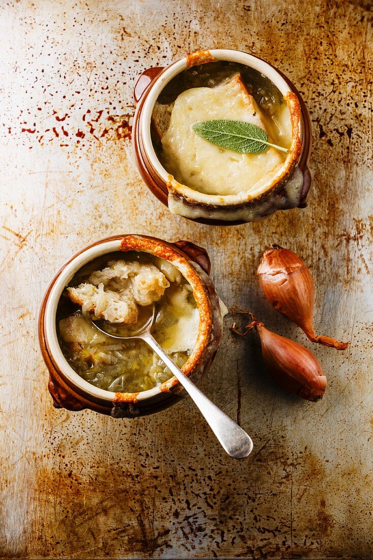 Französische Zwiebelsuppe mit Brot und Käse in Suppenschälchen