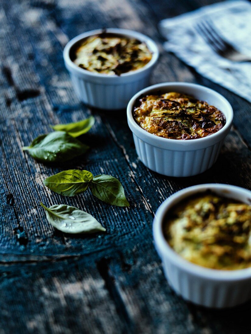 Frittata-Cupcakes mit Käse und Basilikum in kleinen Ofenförmchen