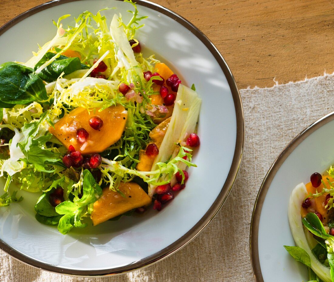 Gemischter Blattsalat mit Mango und Granatapfelkernen