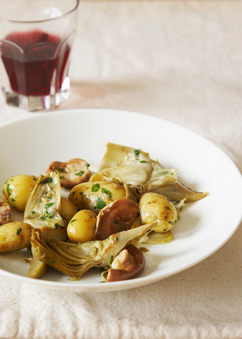 Kleine Kartoffeln, Artischocken und Pilze mit Petersilie