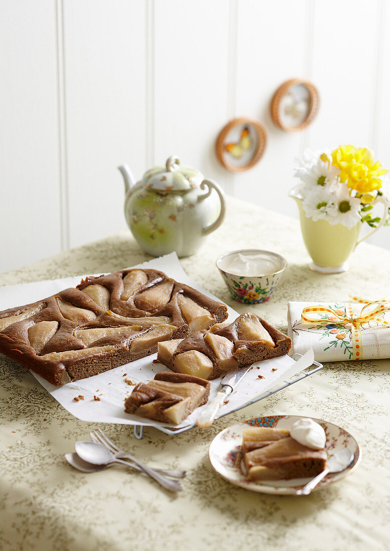 Gewürzkuchen vom Blech mit karamellisierten Birnen