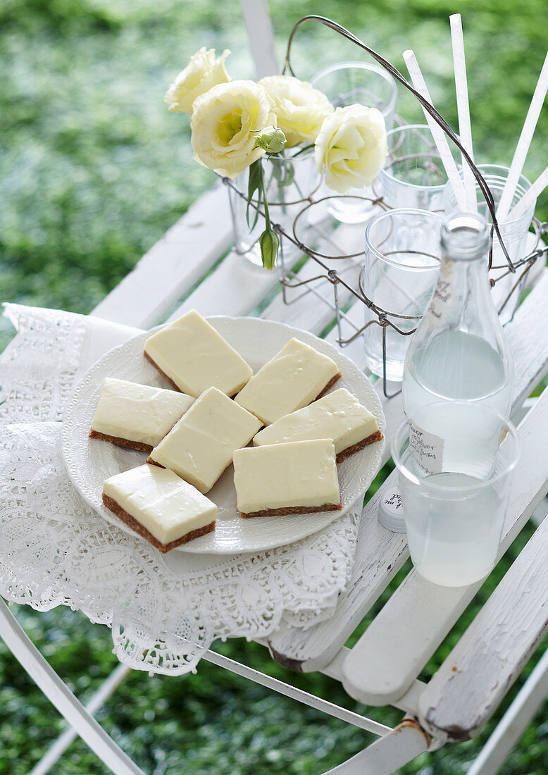 Zitronen-Käsekuchen-Schnitten auf Gartenstuhl