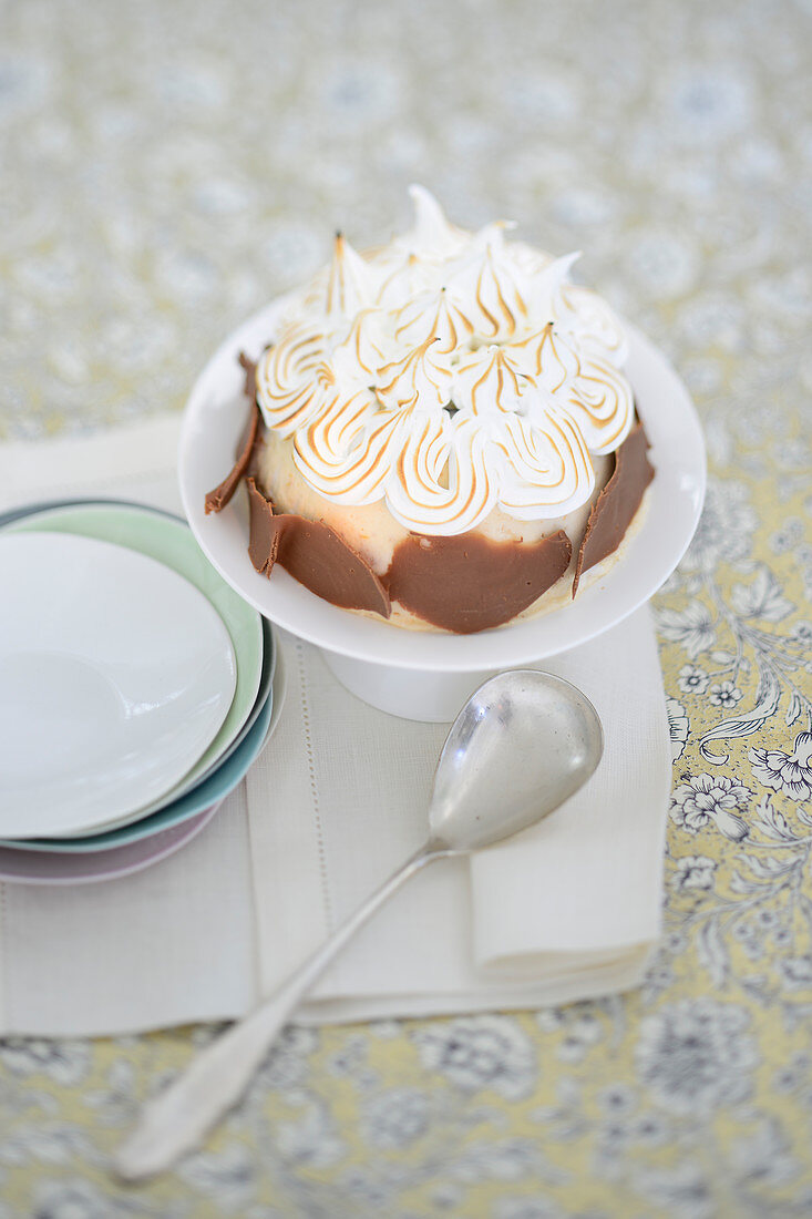 Pear cake with a meringue topping
