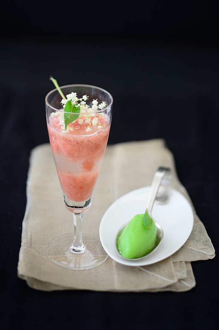 Holunderblüten-Secco mit Erdbeermark und ein Löffel Basilikumsorbet