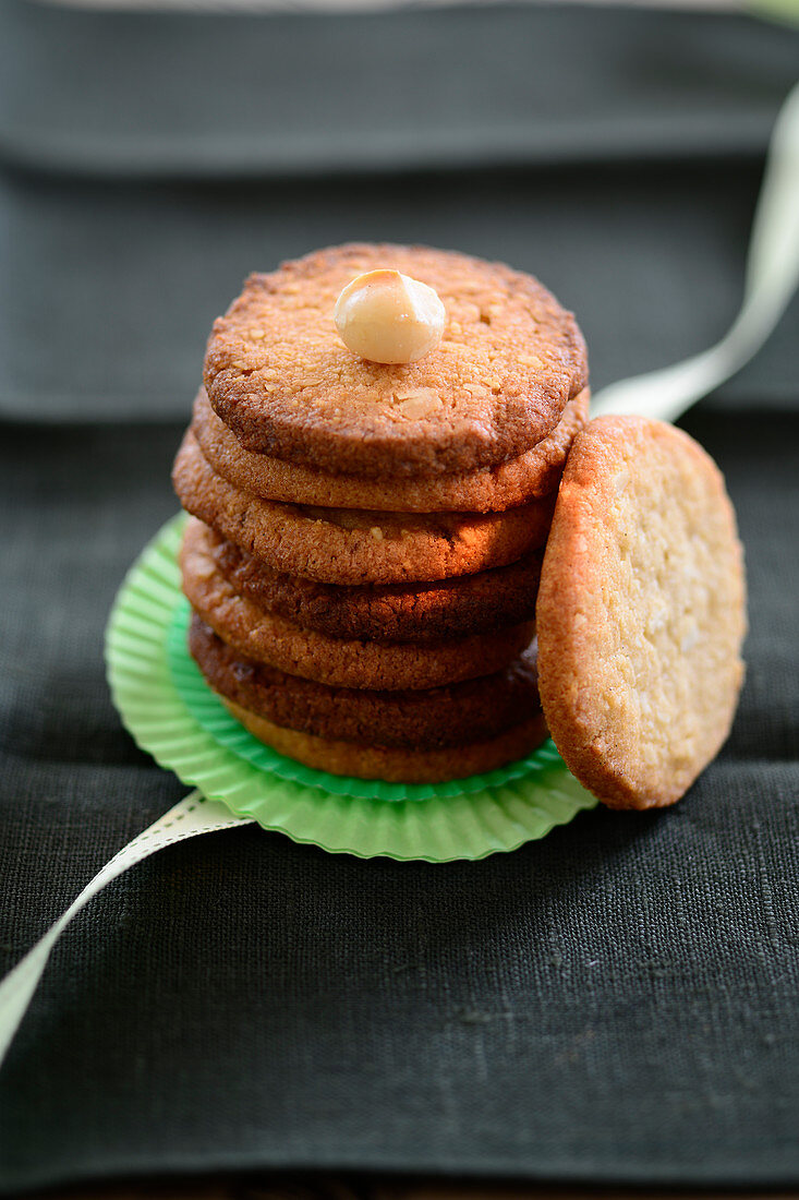 Gestapelte Plätzchen mit Macadamia