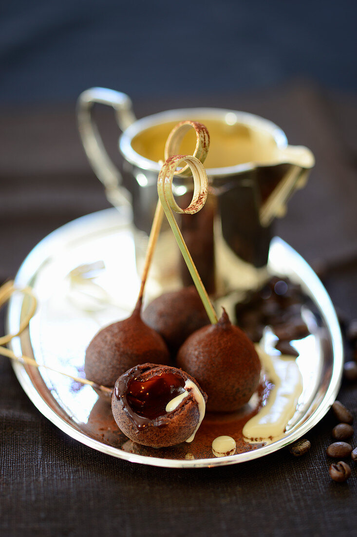 Schokoladen-Mokka-Pralinen mit Vanillesauce
