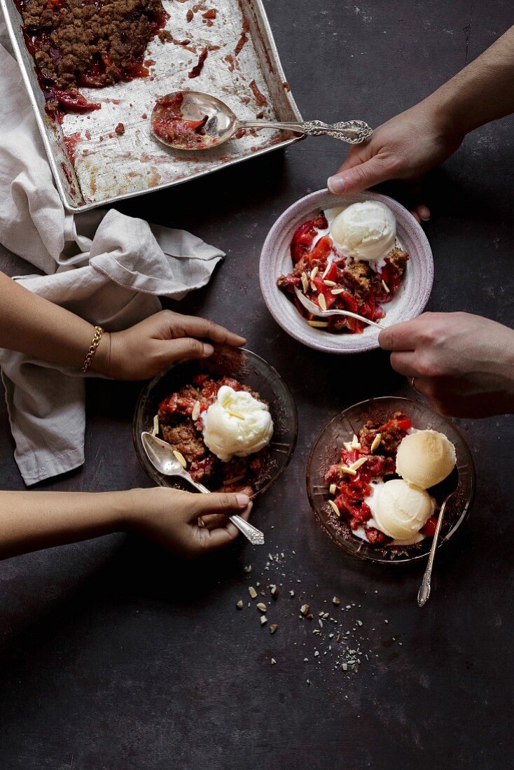 Glutenfreier Cobbler mit Steinfrüchten und Eis