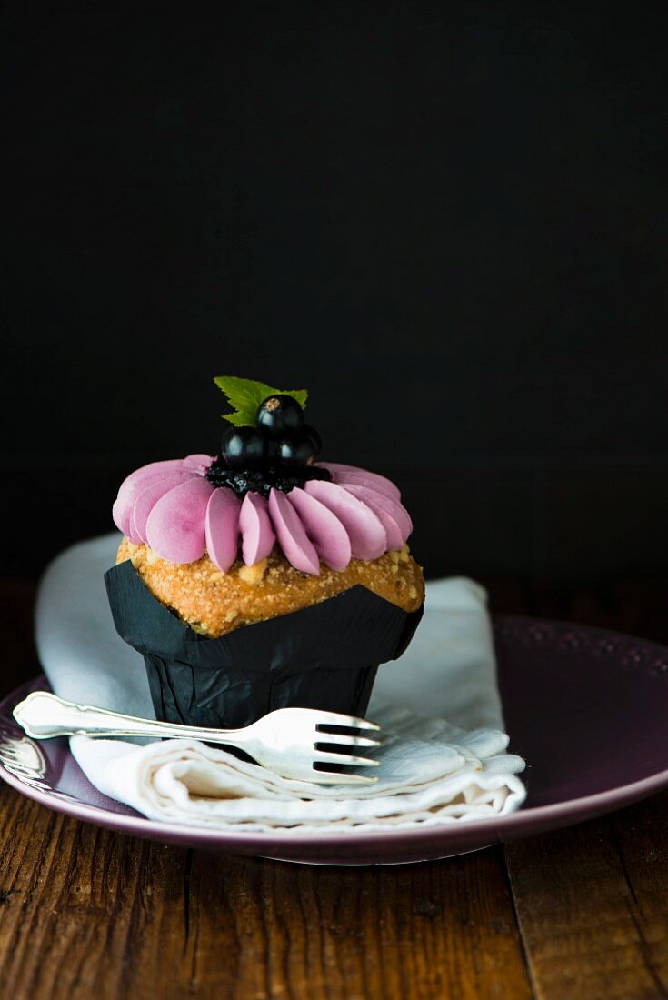 Cupcake mit schwarzen Johannisbeeren