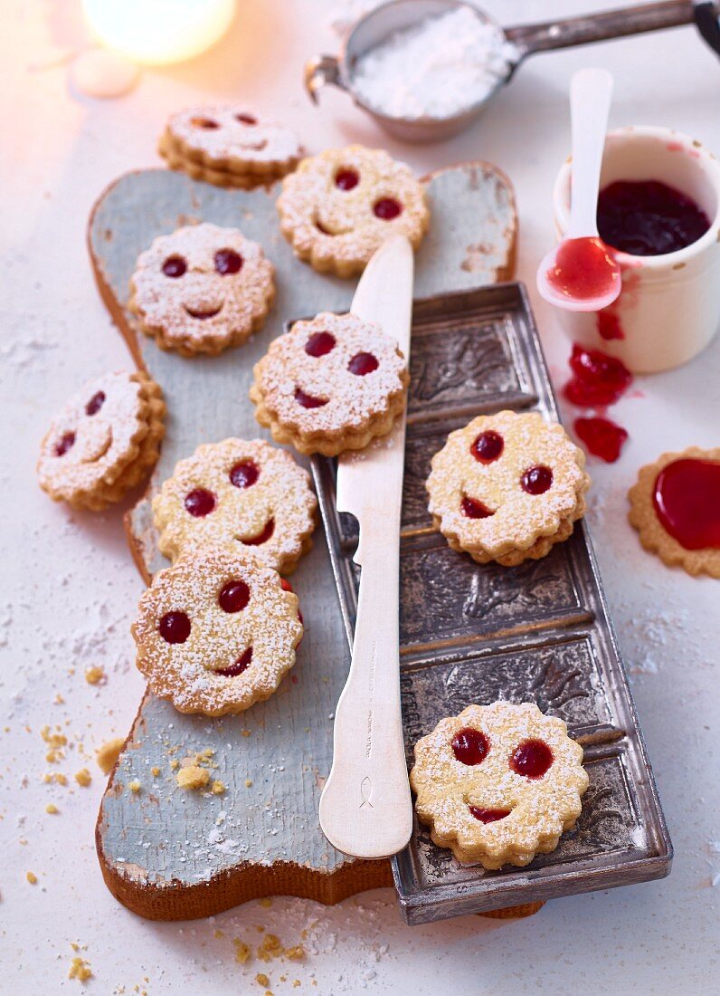 Schlawiner (jam biscuits with smiley faces)