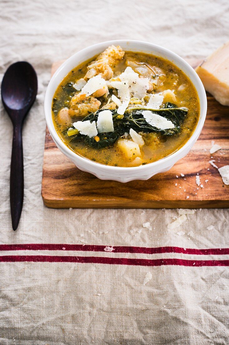 Zuppa con cavolo nero, pomodori e pane (Suppe mit Palmkohl, Tomaten und Brot), Toskana, Italien