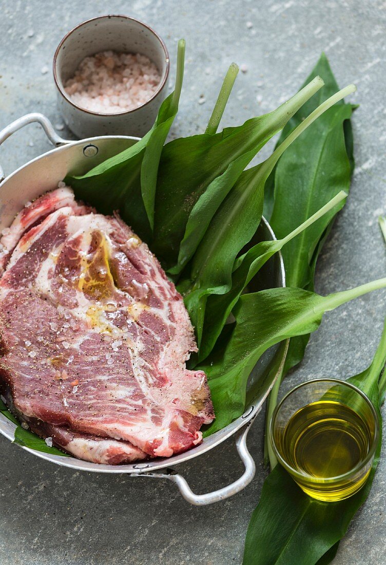 Marinated slices of meat, wild garlic and oil