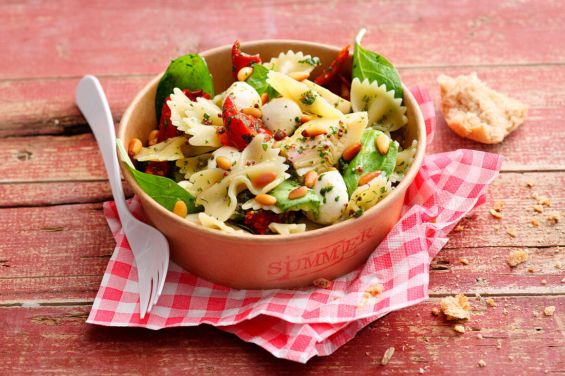 Farfalle-Salat mit Artischockenherzen, getrockneten Tomaten und Mini-Mozzarella