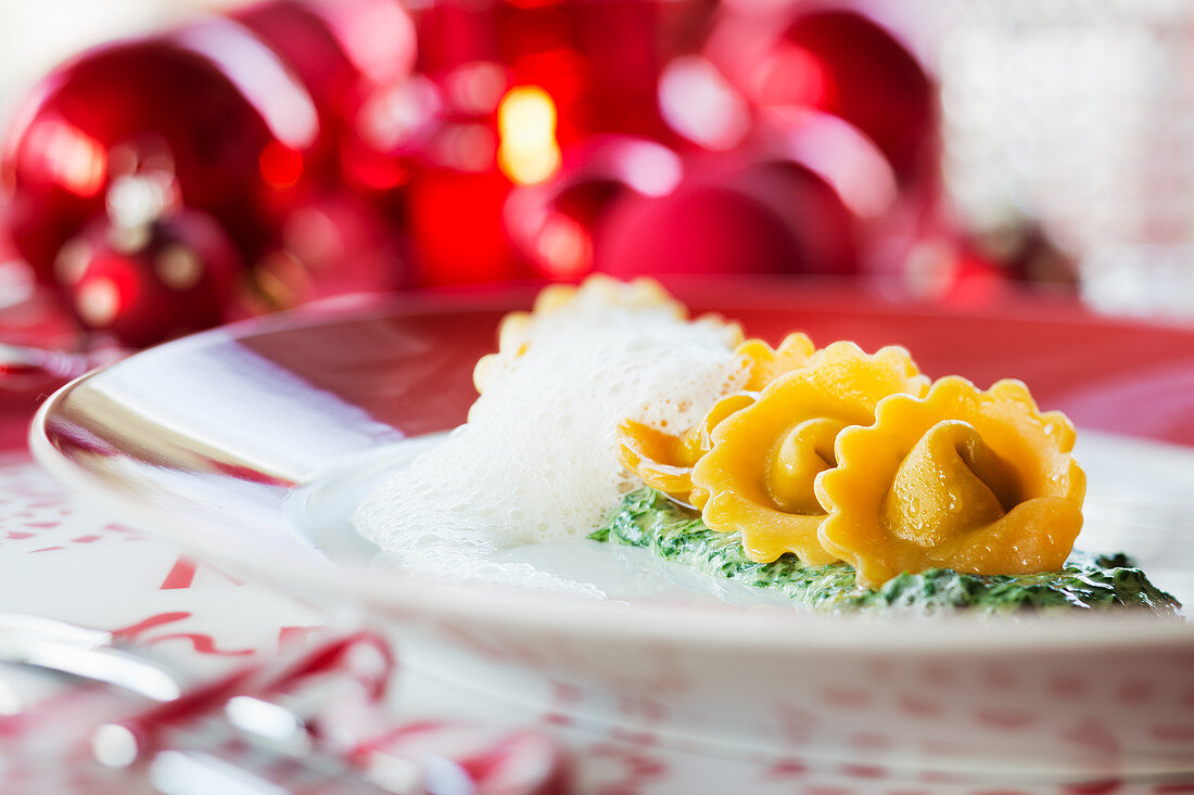 Parmesantortellini mit Spinatsauce (weihnachtlich)