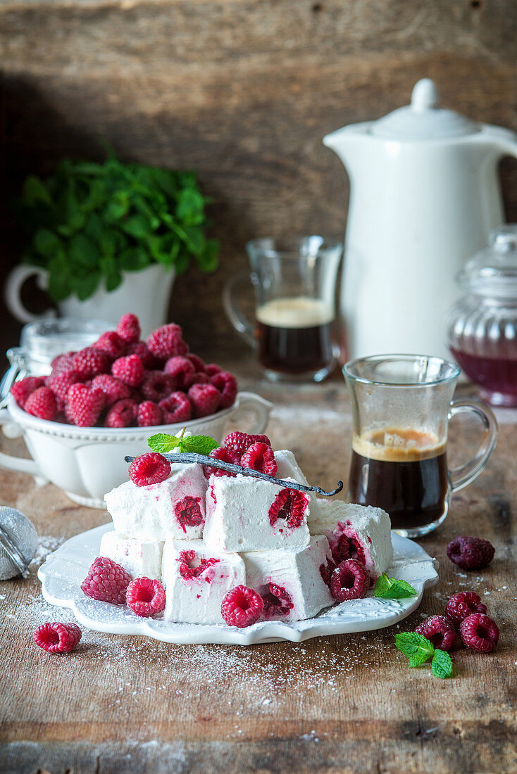 Selbstgemachte Marshmallows mit Himbeeren