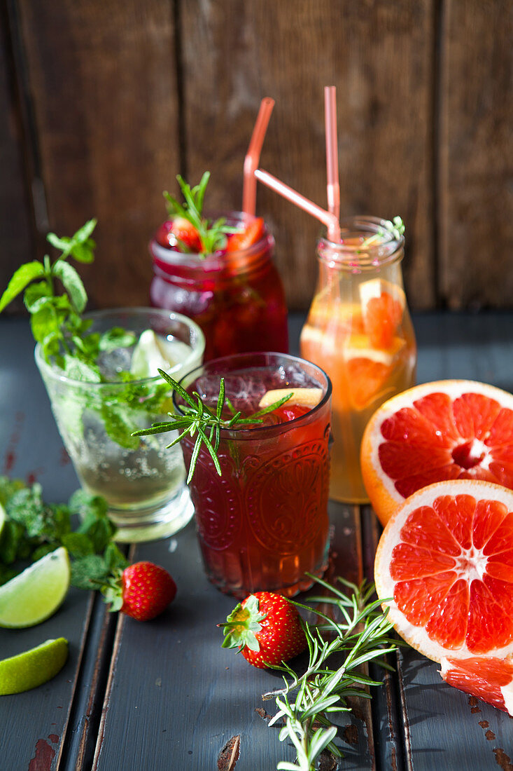 Verschiedene fruchtige Cocktails