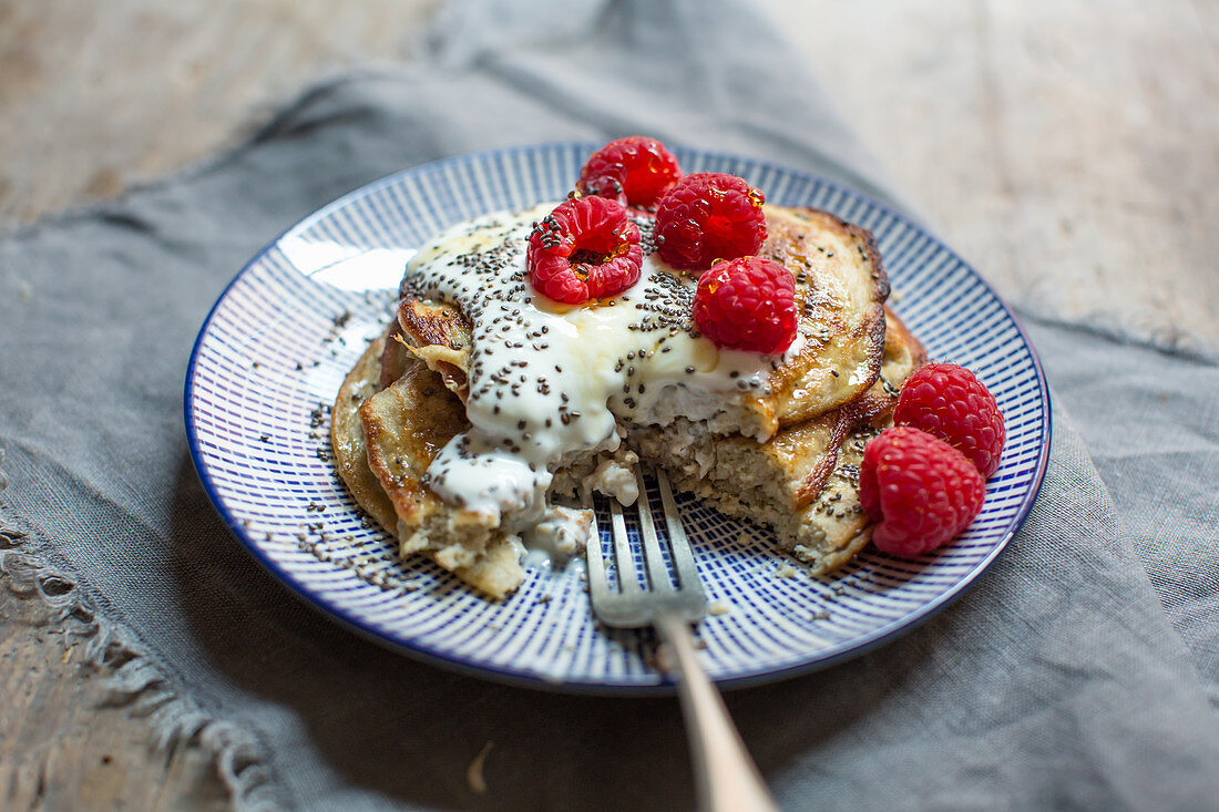 Glutenfreie Bananen-Pancakes mit Himbeeren und Chiasamen