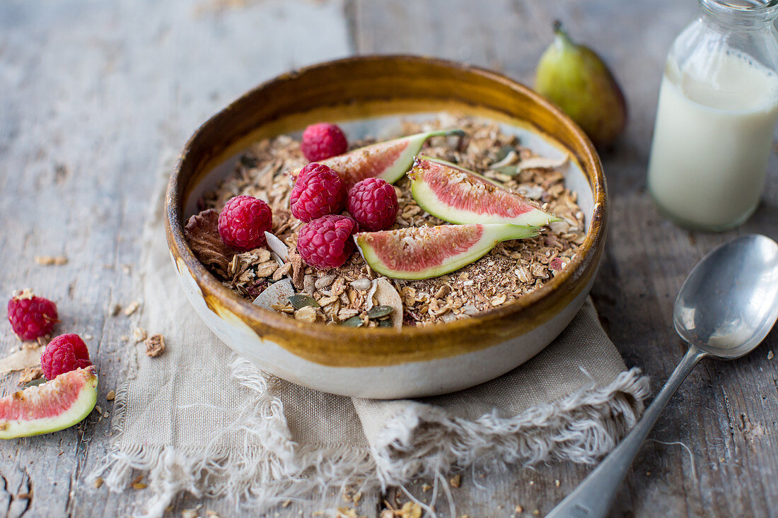 Müsli mit frischen Feigen und Himbeeren