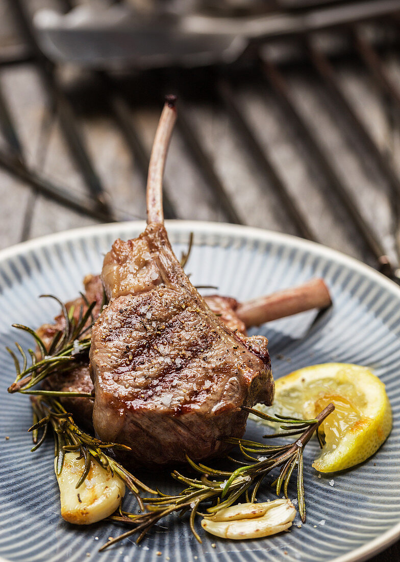 Grilled rack of lamb with rosemary, lemon and garlic