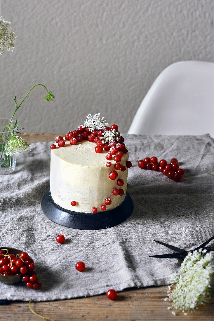 A redcurrant and elderflower cake