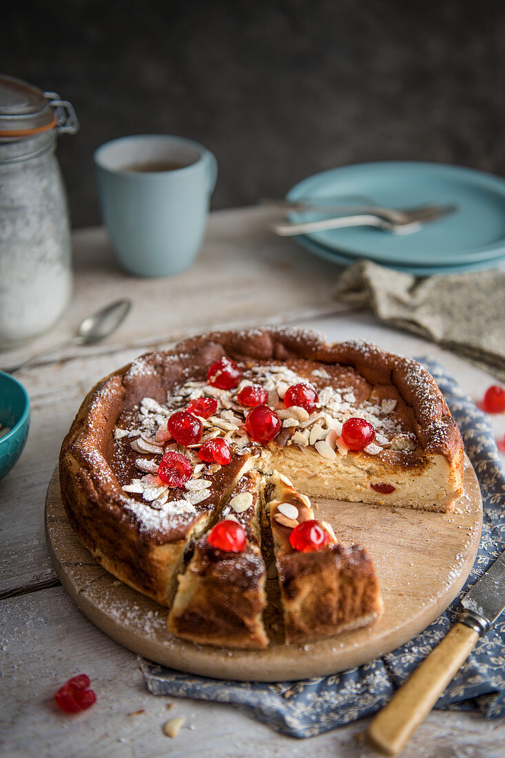 Cheesecake mit Nüssen, Rosinen und Belegkirschen