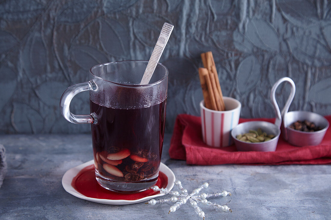 Glögg (Glühwein mit Weinbrand und Gewürzen, Skandinavien)