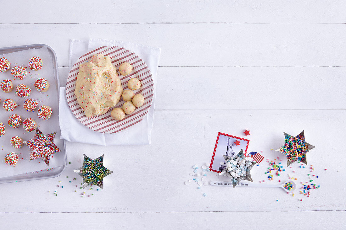 A baking arrangement featuring confetti cookies (Christmas biscuits, New York, USA)