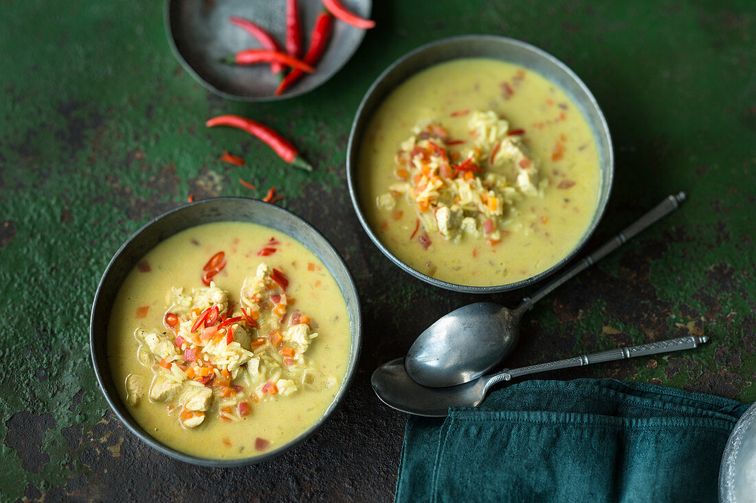 Mulligatawny (curry soup with chicken and vegetables, England)