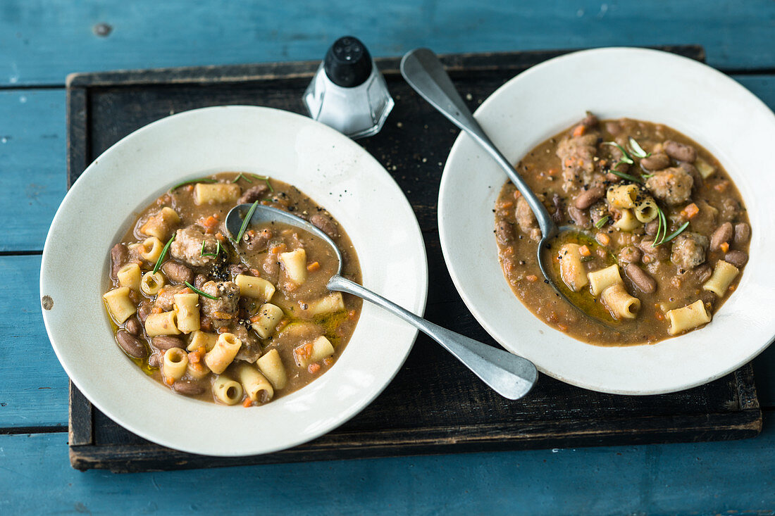 Italienische Bohnen-Nudelsuppe mit Salsiccia