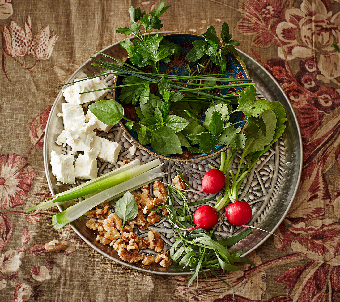 Frischer Kräuterteller mit Feta (Vorspeise aus Persien)