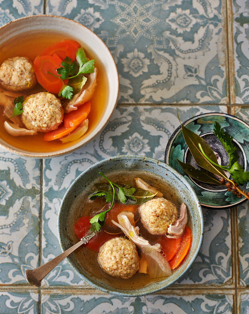 Matzot-Kneidlach -Israelische Matzenknödelsuppe