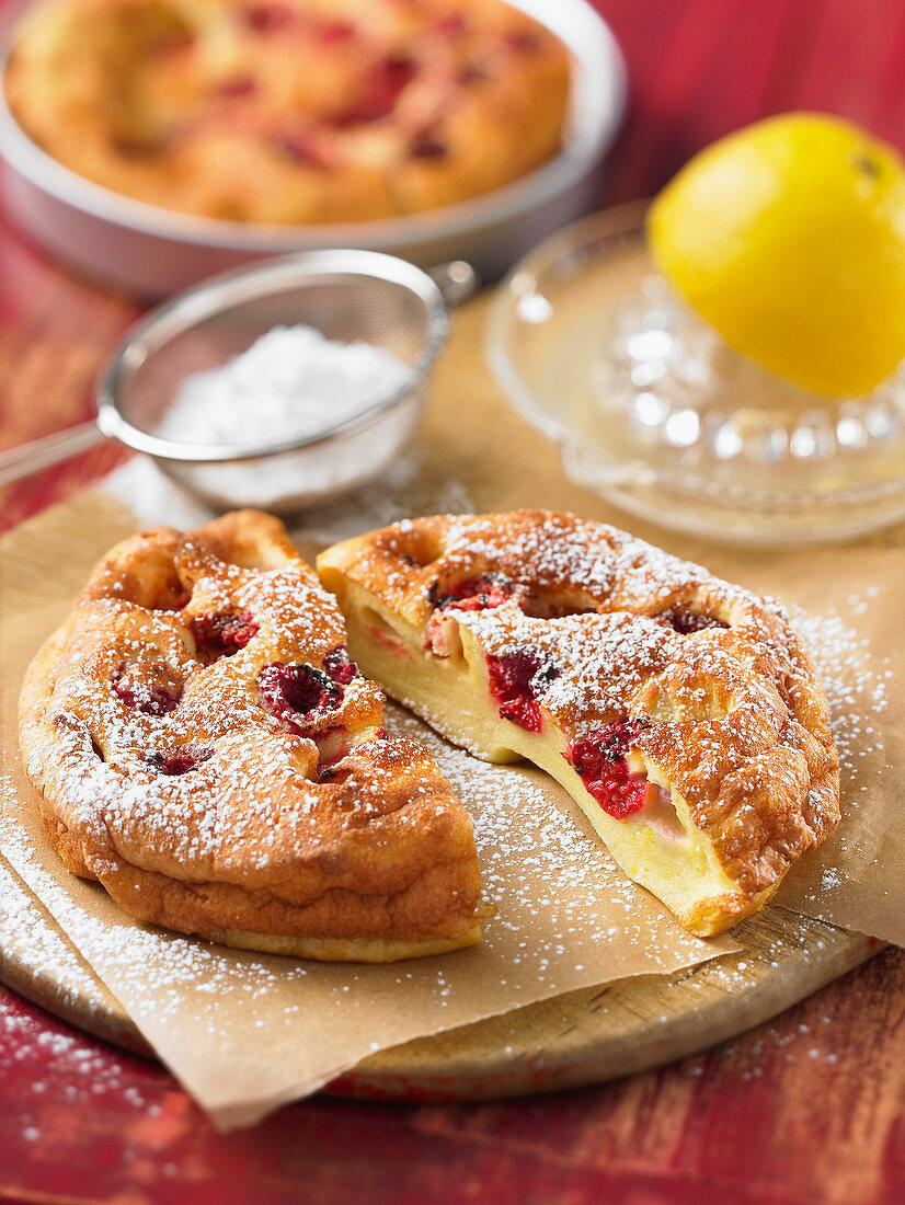 A 'Dutch baby' pancake with raspberries and lemon (USA)