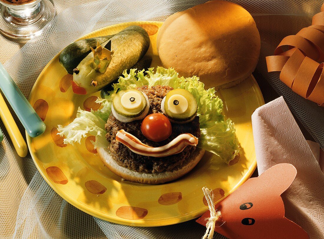 Lustiger Hamburger als Clownsgesicht & ein Gewürzgurkenfrosch