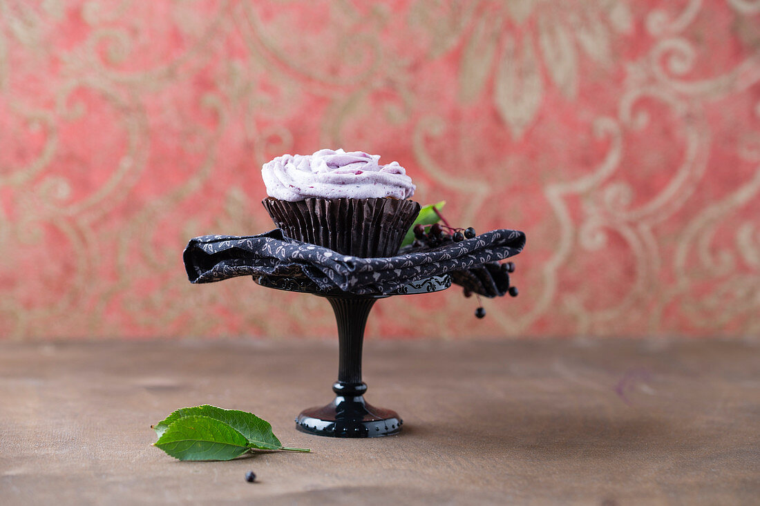 Cupcake mit Holunderbeerentopping