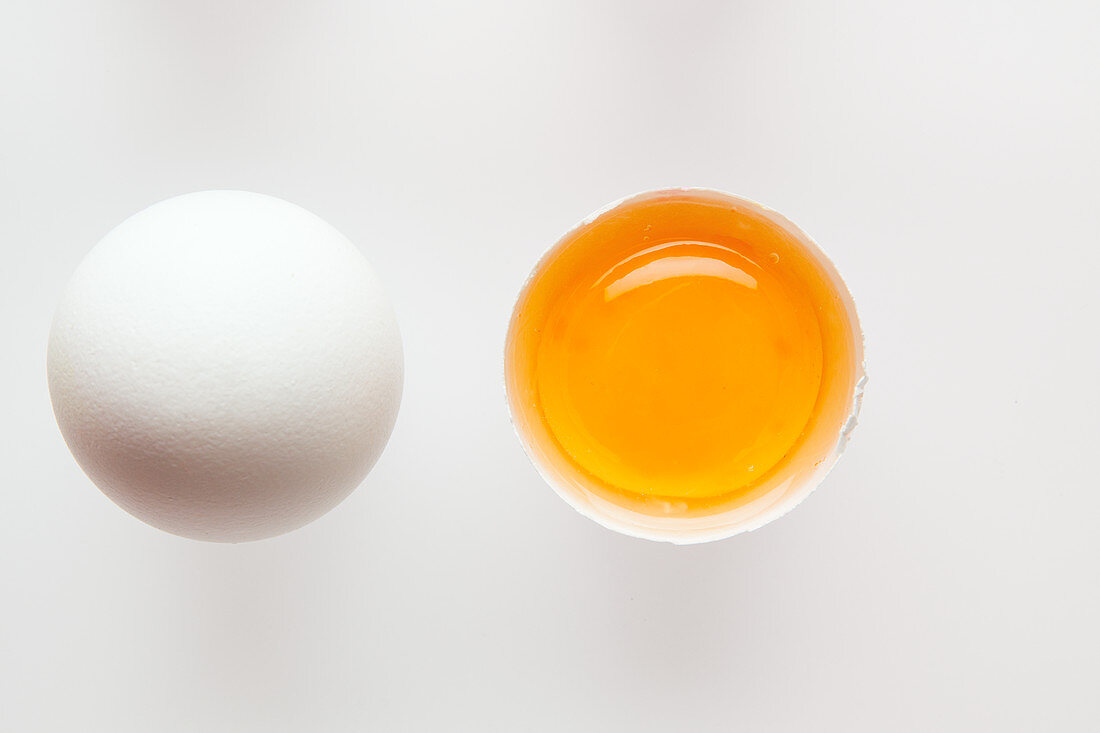weiße Eier, ganz und aufgeschlagen