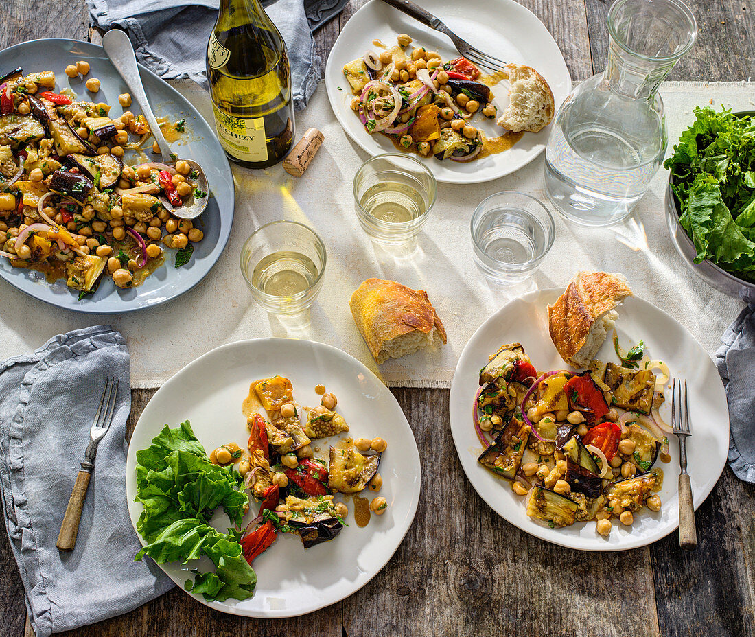 Auberginen mit Kichererbsen, Paprika, Zwiebeln und Baguette