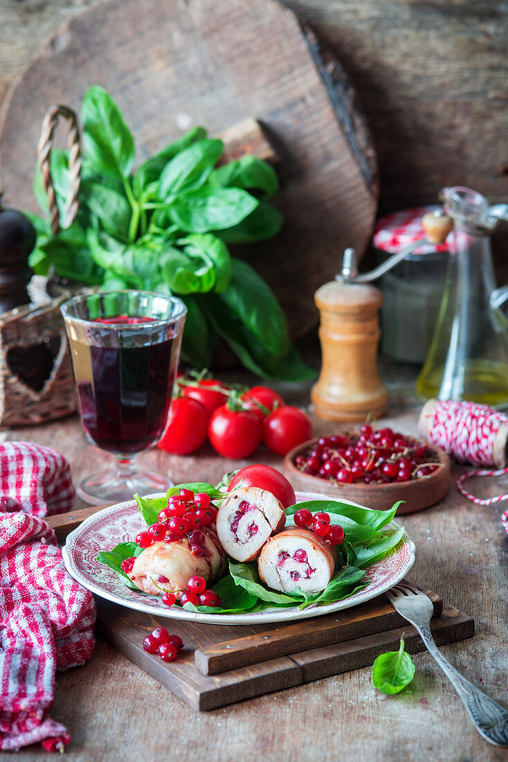 Hähnchenrouladen mit roten Johannisbeeren