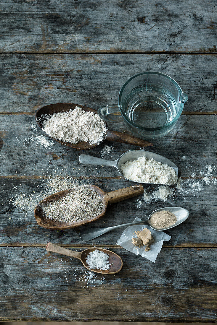 Brotzutaten: Verschiedene Mehlsorten, Hefe, Wasser und Salz