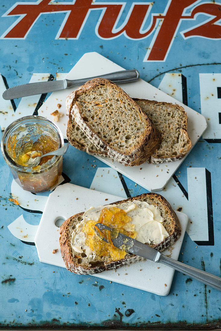 Carrot and oatmeal bread with orange marmalade