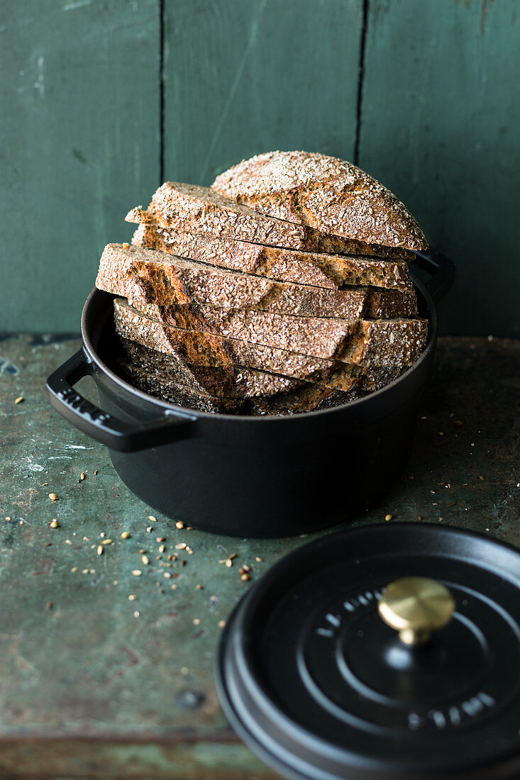 Coarse-grained no-knead rye bread in a pan