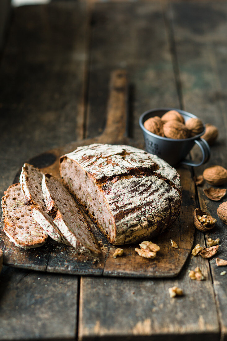 No-knead walnut bread